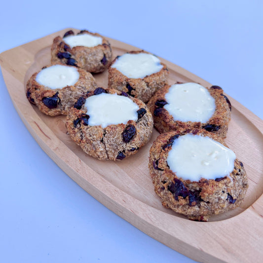 Galletas prontas para consumir sobre una bandeja de madera